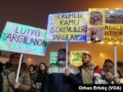 Anmadaki depremzedeler "adalet istiyoruz" yazılı pankartlar taşıyarak, kimi zaman sloganlar attı.