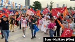 28 Mayıs 2023’te Cumhurbaşkanı seçimini Erdoğan’ın kazanmasını kutlayan İzmir’deki AK Partili seçmenler.