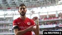 Dün akşam gözaltına alınan ve bugün savcılıktaki ifadesinin ardından serbest bırakılan Antalyaspor’un İsrailli futbolcusu Sagiv Jehezkel, bu sabah İsrail’den gönderilen özel uçakla ülkesine döndü. 