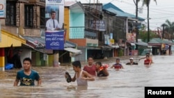 Nước ngập Kawit, thị trấn nằm về hướng nam thủ đô Manila, vì mưa lớn 19/8/13