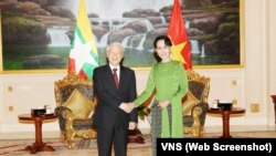 Ông Nguyễn Phú Trọng bắt tay bà Aung San Suu Kyi trong chuyến đi nâng cấp quan hệ giữa hai nước lên thành “Đối tác hợp tác toàn diện”.