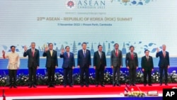 Các nhà lãnh đạo ASEAN trong cuộc găp với Tổng thống Hàn Quốc ở Phnom Penh hôm 11/11