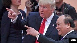 Ông Trump và Thủ tướng Việt Nam Nguyễn Xuân Phúc tại hội nghị thượng đỉnh G20 ở Đức hôm 8/7.