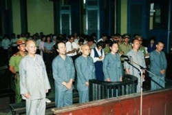 Hòa thượng Thích Quảng Độ (trái) trong phiên tòa ở Tp. Hồ Chí Minh ngày 15/08/1995. Photo ViendongDaily.