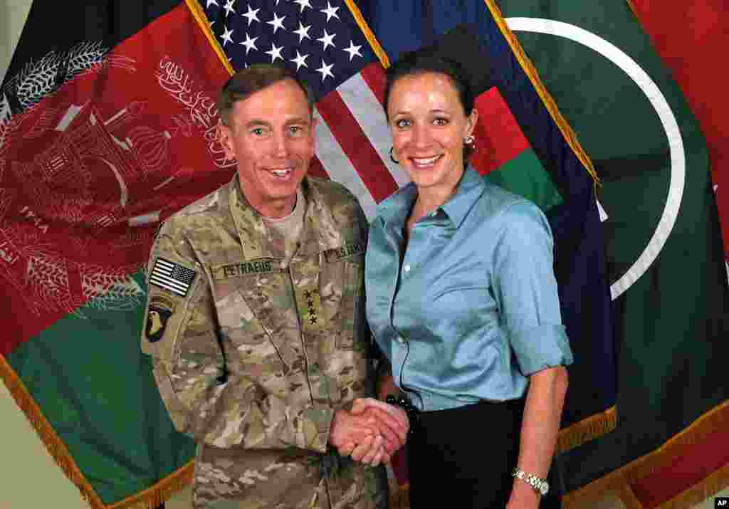 9/11/2012: Tướng David Petraeus và bà Paula Broadwell, người mà nghe nói ông có gian díu, buộc ông phải từ chức Giám đốc cơ quan tình báo CIA.