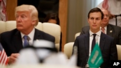 Tổng thống Trump và con rể Kushner ở Riyadh, Ả-rập Xê-út, 21/5/2017. 