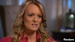 Stormy Daniels, diễn viên khiêu dâm có tên thật là Stephanie Clifford, trả lời phỏng vấn của Anderson Cooper cho chương trình "60 Minutes" của đài CBS, trong một bức hình trích từ video được cung cấp vào ngày 25 tháng 3, 2018.