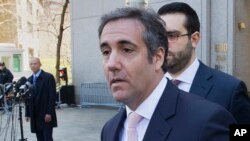 Michael Cohen, luật sư riêng của Tổng thống Donald Trump, hiện đang vướng vào cả hai thủ tục tố tụng dân sự và hình sự. Ông xin tòa án hoãn vụ kiện dân sự để không ảnh hưởng tới quyền không phải tự khép tội chính mình của ông.