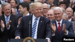 Tổng thống Donald Trump, Phó Tổng thống Mike Pence và các lãnh tụ Đảng Cộng hòa tại Vườn Hồng Tòa Bạch Ốc sau khi Hạ Viện thông qua Luật thu hồi một phần Obamacare.