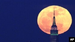 New York'taki Empire State Binası arkasında fotoğraflanan dolunay (AP Photo/Julio Cortez)