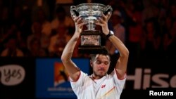 Tay vợt Stan Wawrinka của Thụy Sĩ vượt qua Rafael Nadal của Tây Ban Nha giành ngôi quán quân Australia Mở rộng 2014.