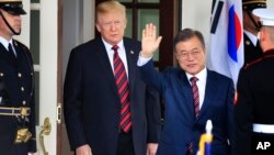 Tổng thống Trump chào đón ông Moon Jae-in tới Nhà Trắng tháng Năm năm ngoái.