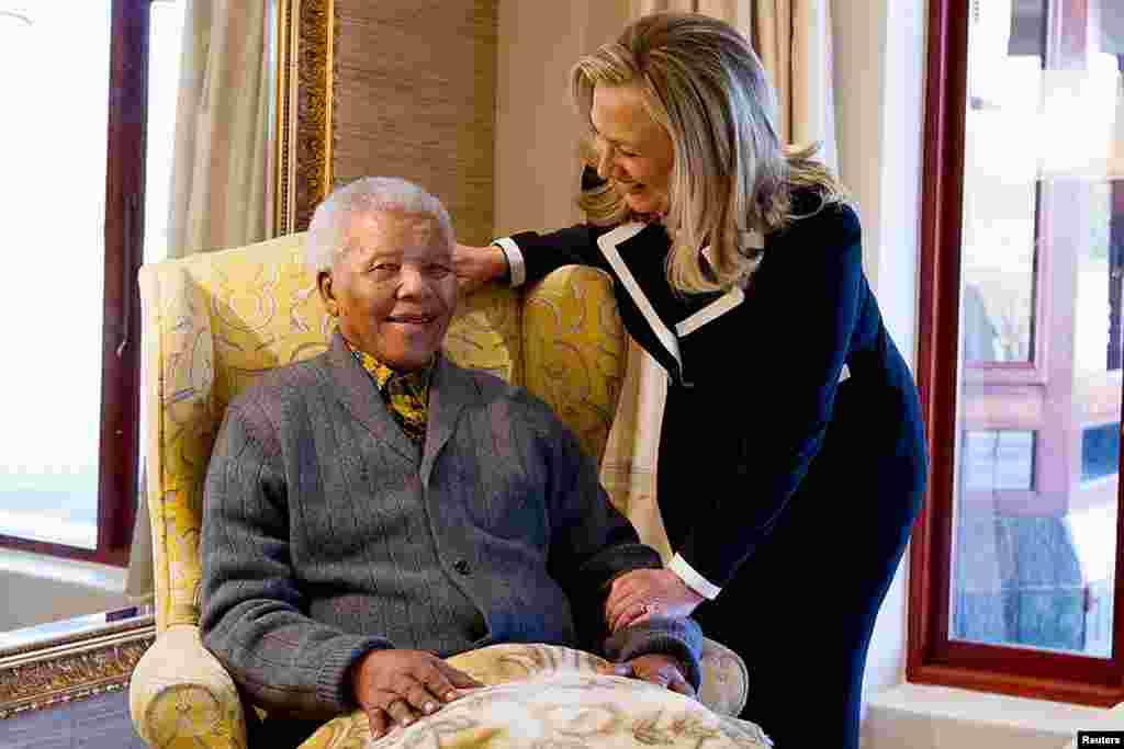 6/8/2012: Ngoại trưởng Hoa Kỳ Hillary Clinton gặp cựu Tổng thống Nam Phi Nelson Mandela tại tư gia của ông ở thị trấn Qunu.