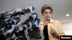 Tổng thống Dilma Rousseff nói trong một cuộc họp báo sau khi thăm máy bay vận tải quân sự Embraer KC 390 mới tại Brasilia, Brazil, ngày 05 tháng 4 năm 2016.