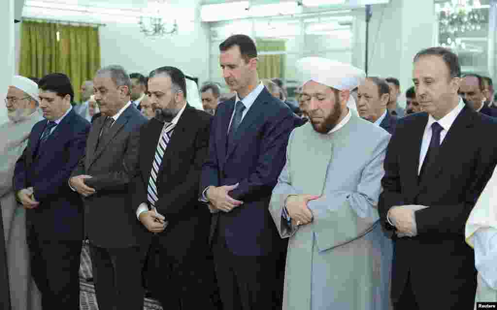 Tổng thống Bashar al-Assad của Syria (thứ 3, từ Phải) dự lễ tại đền al-Hamad mosque ở Damascus.