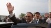 Pakistan's outgoing President Asif Ali Zardari waves as he leaves after a farewell ceremony at the President House in Islamabad September 8, 2013. Zardari stepped down on Sunday at the end of his five-year term. REUTERS/Mian Khursheed (PAKISTAN - Tags: PO