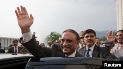 Pakistan's outgoing President Asif Ali Zardari waves as he leaves after a farewell ceremony at the President House in Islamabad September 8, 2013. Zardari stepped down on Sunday at the end of his five-year term. REUTERS/Mian Khursheed (PAKISTAN - Tags: PO