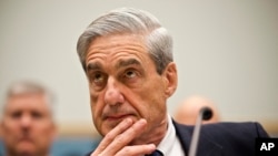 Công tố viên Đặc biệt Robert Mueller hiện đang điều tra sự can thiệp của Nga trong cuộc bầu cử tổng thống Mỹ năm 2016 và liệu Tổng thống Trump có cản trở công lí hay không trong quyết định sa thải Giám đốc FBI James Comey.