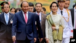 Cố vấn nhà nước Myanmar Aung San Suu Kyi (bên phải) được Thủ tướng Việt Nam Nguyễn Xuân Phúc tiếp đón tại Hà Nội ngày 19/4/2018.