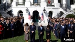 Phút mặc niệm trước Tòa Bạch Ốc với Tổng thống Donald Trump và Phó Tổng thống Mike Pence ngày 2/10/17