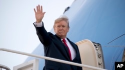 Tổng thống Donald Trump vẫy chào khi ông bước lên chuyên cơ Air Force One tại Căn cứ Không quân Andrews, Maryland, ngày 3 tháng 11, 2017, khởi hành chuyến công du 12 ngày của ông tới Châu Á.