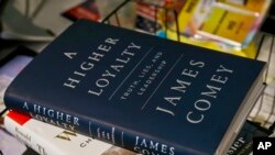 Sách của cựu Giám đốc FBI James Comey "A Higher Loyalty: Truth, Lies and Leadership," được trưng bày tại New York ngày 13/4/2018. 