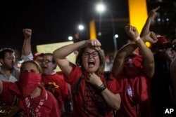 Người ủng hộ Tổng thống Dilma Rousseff la hét trong cuộc đụng độ với cảnh sát bên ngoài trụ sở Quốc hội ở Brasilia, ngày 11/5/2016.