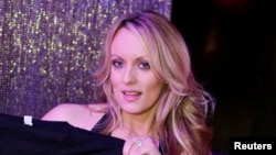 Nữ diễn viên khiêu dâm Stormy Daniels nói vụ ngoại tình của cô với ông Donald Trump bắt đầu từ năm 2006 và kéo dài vài tháng. Cô đã kí thỏa thuận cấm tiết lộ thông tin vào năm 2016.