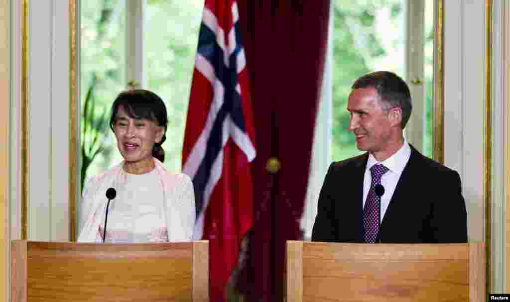 B&agrave; Aung San Suu Kyi dự buổi họp b&aacute;o với Thủ tướng Na Uy Jens Stoltenberg tại trung t&acirc;m Oslo, ng&agrave;y 15 th&aacute;ng 6 năm 2012.