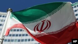 Iran nói những chế tài mới của Tổng thống Mỹ Donald Trump, áp đặt lên Tehran sau khi Mỹ rút khỏi thỏa thuận hạt nhân năm 2015 với nước này, vi phạm một hiệp ước kí với Iran từ trước cuộc Cách mạng Hồi giáo 1979.