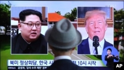 Lãnh đạo Triều Tiên Kim Jong Un (trái) và Tổng thống Mỹ Donald Trump trên truyền hình.