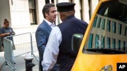 Ông Michael Cohen rời khách sạn ở New York