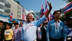 Thủ lãnh biểu tình Suthep Thaugsuban vẫy chào người ủng hộ tại Bangkok, ngày 2/3/2014.