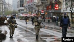 Başkent Brüksel'de yükselen terör tehdidiyle sokaklarda asker ve polislerden oluşan karma devriye ekiplerinin sayısı belirgin şekilde arttı.