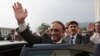 Pakistan's outgoing President Asif Ali Zardari waves as he leaves after a farewell ceremony at the President House in Islamabad September 8, 2013. Zardari stepped down on Sunday at the end of his five-year term. REUTERS/Mian Khursheed (PAKISTAN - Tags: PO