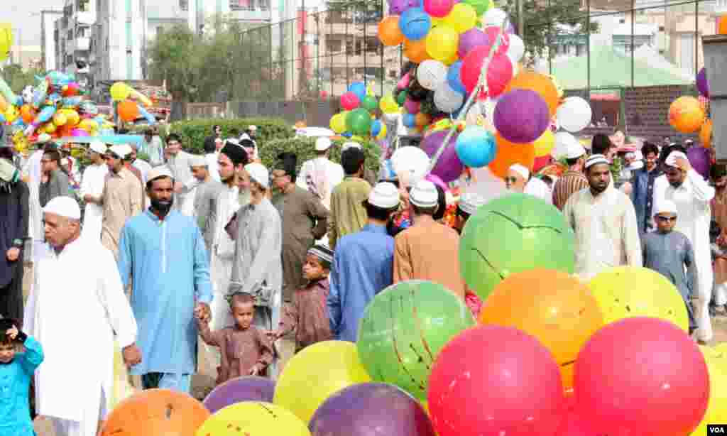 ناظم آباد کی عید گاہ کے باہر نمازیوں اور مختلف رنگوں کے غباروں کی بھرمار