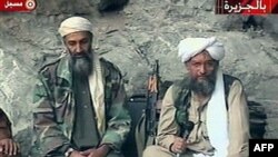 Bin Ladin şimdi yeni El Kaide lideri olan eski yardımcısı Ayman el Zevahiri'yle (sağda) 2001'de çektirdiği fotoğrafta