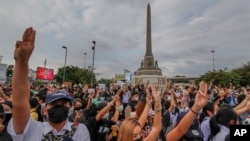 Đám đông biểu tình trước tượng đài Chiến Thắng ở Bangkok, Thái Lan hôm 21/10/2020. (AP Photo/Sakchai Lalit)