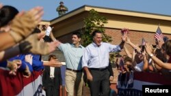 Mitt Romney başkan yardımcısı adayı Paul Ryan'la Ohio'da seçmenlerini selamlarken