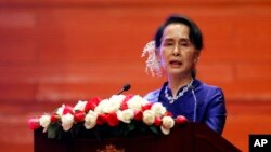 Bà Aung San Suu Kyi phát biểu trong lễ ký "Thỏa thuận Ngưng bắn Toàn quốc" tại Trung tâm Hội nghị Quốc tế Myanmar ở Naypyitaw, ngày 13/2/2018.