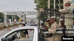 Binh sĩ bán quân sự Pakistan canh gác tại lối vào căn cứ không quân ở tỉnh miền trung Punjab, ngày 16/8/2012 