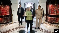 Thống Tướng Tantawi đi cùng Ngoại trưởng Clinton tại Bộ Quốc phòng Ai Cập ở Cairo, 15/7/2012