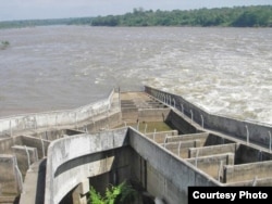 Mẫu thang cá / fish ladder vô dụng của đập Pak Mun; nay lại được đưa vào thiết kế cho con đập dòng chính Xayaburi. [Nguồn: International River]