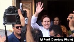 İyi Parti’nin yoluna Akşener’in genel başkanlığında devam etmesini destekleyen parti yöneticileri ve partililer, bugün İstanbul – Beylerbeyi’ndeki evininin önünde toplandı