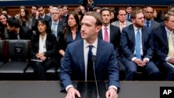 Giám đốc Điều hành Facebook Mark Zuckerberg đến điều trần trước Ủy ban Năng lượng và Thương mại Hạ viện trong Điện Capitol ở Washington, ngày 11 tháng 4, 2018.