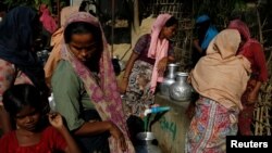 Tư liệu- Phụ nữ tị nạn Rohingya đi lấy nước trong trại tị nạn Leda gần Cox's Bazar, ở Bangladesh, ngày 16/12/2017.