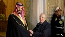 Thái tử Ả Rập Saudi Mohammed bin Salman (trái) gặp Tổng thống Tunisia Beji Caid Essebsi tại Carthage hôm 27/11, một ngày trước khi tới Argentina để dự thượng đỉnh G20.