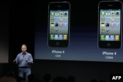 Phil Schiller iPhone 4S modelini tanıtırken (4 Ekim 2011)