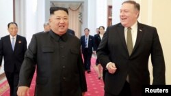 Ông Mike Pompeo trong một cuộc gặp với lãnh tụ Kim Jong Un.