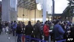 Amerikalılar iPhone 4S modelini ilk alanlardan olabilmek için uzun kuyruklar oluşturuyor